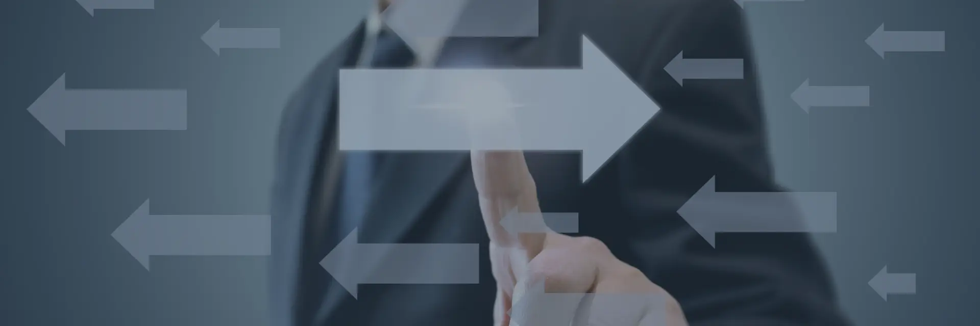 Führungskraft trifft eigenständige Entscheidung im Übergang vom Angestellten zum Unternehmer