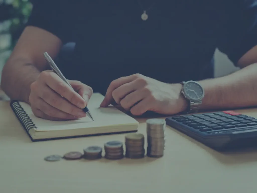 Führungskraft kalkuliert Gehalt und vergleicht mit dem Marktwert für die Selbstständigkeit