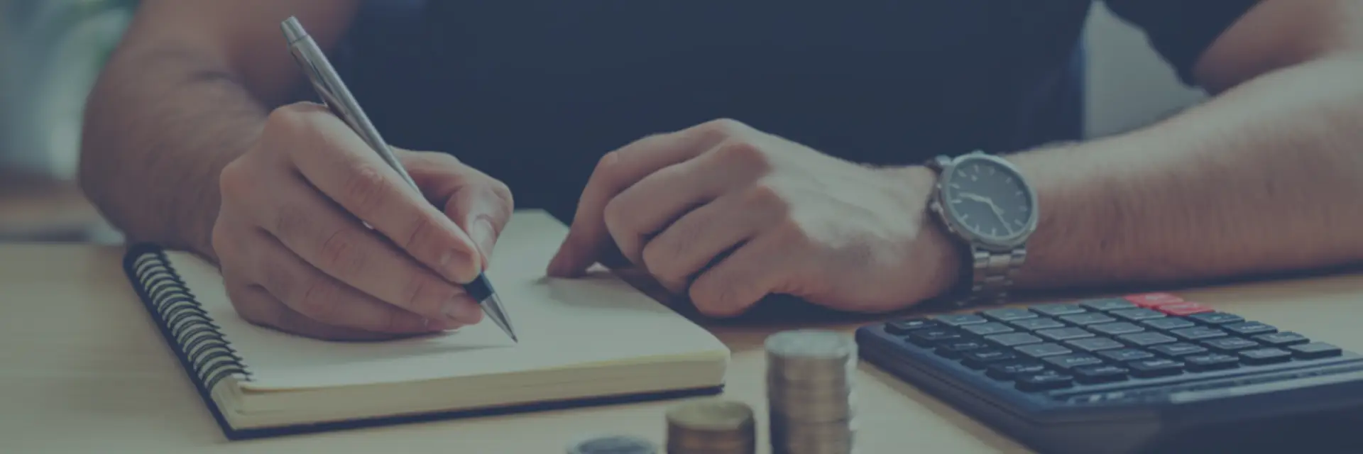 Führungskraft kalkuliert Marktwert und Preisfindung für die Selbstständigkeit