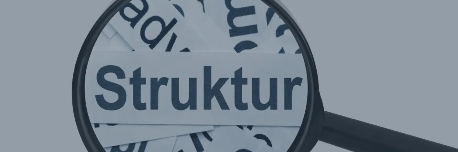 Lupe fokussiert auf Struktur – Grundlage für nachhaltiges Unternehmertum